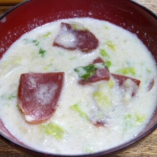 白菜とサラミの牛乳スープ